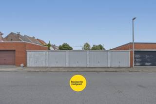 Deze charmante hoekwoning uit 1923 bevindt zich op een perceel van 181 m² en combineert authentieke elementen met hedendaags wooncomfort. De woning werd grondig vernieuwd in 2001 en is recent volledig herschilderd, waardoor ze instapklaar is. Dankzij de centrale ligging bevinden winkels, openbaar vervoer en andere voorzieningen zich op wandelafstand.<br /><br />Op het gelijkvloers vindt u een inkomhal, een ruime leefruimte met authentieke massieve plankenvloer en een eerste slaapkamer met ensuite badkamer voorzien van ligbad, douche, dubbele lavabo en toilet. Verder beschikt de woning over een ingerichte keuken met aanpalende berging en een apart gastentoilet. De kelder biedt extra bergruimte. De ruime inpandige garage met elektrische sectionale poort en wasplaatsvoorzieningen vormt een belangrijke troef.<br /><br />Op de eerste verdieping bevinden zich twee ruime slaapkamers, een tweede badkamer en een sfeervolle zolderkamer open tot in de nok, ideaal als bureau, hobbyruimte of extra slaapkamer.<br /><br />Buiten geniet u van een aangenaam en zonnig terras met plantenborder, een fijne plek om tot rust te komen.<br /><br />Daarnaast bestaat de mogelijkheid om 5 extra garageboxen aanpalend aan de woning aan te kopen. Deze zijn niet inbegrepen in de vraagprijs.<br /><br />Bent u op zoek naar een ruime, karaktervolle en instapklare woning in het hart van Oudenburg? Vraag dan vandaag nog uw bezoek aan!