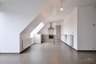 Contacteer Céline voor een afspraak, gsm 0472 35 92 86.<br />Dit lichtrijk appartement met zuid gericht balkon bestaat uit een inkomhal, toilet, leefruimte met open geïnstalleerde keuken, nachthall, badkamer en 2 slaapkamers. Balkon met mooi uitzicht!<br />Kelderberging inbegrepen.<br />Mogelijkheid tot bijhuren parkeerplaats: 30 euro/maand.<br />Gemeenschappelijke kosten: 35,2euro/maand.<br />Vrij vanaf 1 juli 2026. Interesse? Contacteer Immo Roman gsm 0472 35 92 86.