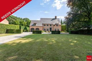 <p><strong>Statige villa met lift en luxueuze afwerking in residentiële wijk “Den Drijhoek” te Zoersel<br /></strong>In de exclusieve en residentiële woonwijk “Den Drijhoek” op de grens van Schilde bevindt zich deze uitzonderlijke villa uit 2007, afgewerkt met oog voor detail, hoogwaardige materialen en hedendaags comfort. De woning combineert een tijdloze landelijke architectuur met moderne technieken en een uitstekende energieprestatie (EPC A).</p>
<p>De villa is gelegen op een mooi aangelegd perceel en geniet van maximale privacy dankzij de volwassen tuin met ruim bijgebouw en stijlvolle omheining. De statige gevels, charmante daklijnen en royale oprit geven deze eigendom een bijzonder klassevolle uitstraling.</p>
<p><strong>Luxe, comfort en energiezuinigheid<br /></strong>Deze woning werd uitgerust met alle hedendaagse voorzieningen waaronder:</p>
<ul>
<li>Lift aanwezig</li>
<li>EPC-label A</li>
<li>Zonnepanelen</li>
<li>Airconditioning</li>
<li>Hoogrendementsketel</li>
<li>Domoticasysteem</li>
<li>Alarminstallatie</li>
<li>Sunscreens</li>
<li>Centraal stofzuigsysteem</li>
<li>Bevloeïngssysteem</li>
<li>Automatische garagepoorten</li>
<li>Kruipkelder</li>
<li>Laadstation in garage</li>
<li>Thuisbaterij</li>
</ul>
<p><strong>Indeling gelijkvloers<br /></strong>Via de stijlvolle inkomhal met vestiaire en gastentoilet betreedt u deze lichtrijke villa. De royale leefruimte bestaat uit een ruime eetkamer en een sfeervol salon met authentieke haard. Daarnaast bevindt zich een aparte tv-kamer voor extra comfort en gezelligheid.</p>
<p>De luxueus ingerichte leefkeuken is voorzien van hoogwaardige Miele-toestellen waaronder een inductiekookplaat en steamer. Aansluitend bevindt zich een praktische bijkeuken met toegang tot de lift en de dubbele inpandige garage.</p>
<p><strong>Eerste verdieping<br /></strong>De verdieping omvat meerdere ruime kamers met maatwerk en ingemaakte kasten.<br />Masterbedroom aan de tuinzijde met maatwerk schrijnwerkerij en grote ensuite badkamer, 2<sup>de </sup>kamer momenteel ingericht als logeerkamer met douchekamer, 3<sup>de</sup> multifuncionele kamer mogelijks om te vormen tot 2 slaapkamers.</p>
<p><strong>Volledig afgewerkte zolder<br /></strong>De ruime zolderverdieping werd reeds volledig afgewerkt en biedt bijzonder veel potentieel. Alle leidingen voor een bijkomende badkamer zijn reeds voorzien, waardoor hier eenvoudig nog twee extra slaapkamers kunnen worden ingericht.</p>
<p><strong>Exclusieve tuinbeleving<br /></strong>De prachtig aangelegde tuin vormt een oase van rust en privacy. Dankzij het automatische besproeiingssysteem en de verzorgde groenaanleg geniet u het hele jaar door van een perfect onderhouden buitenomgeving.</p>
<p>Achteraan bevindt zich een stijlvol bijgebouw met ingerichte buitenkeuken en apart toilet — ideaal voor ontspanning, zomeravonden en het ontvangen van gasten, perfecte kantoorruimte of eventueel extra logeerruimte.<br /><br />Voor meer info of een bezoek ter plaatsen neem contact op met Amparo via 0478 68 29 86 of amparo@reds.be</p>