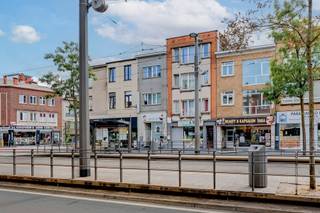 <p><span>Dit veelzijdige pand is gelegen aan de Bredabaan in Merksem en combineert een </span><span>vergunde handelsruimte</span><span> met een verzorgd </span><span>duplexappartement</span><span>. Dankzij de centrale ligging, uitstekende zichtbaarheid en het openbaar vervoer voor de deur is dit een interessante opportuniteit voor zowel ondernemers als investeerders.</span></p><p><span> </span></p><p><span>Op het gelijkvloers bevindt zich een compacte en mooi ingerichte </span><span>kapperszaak</span><span>. Boven de handelsruimte ligt een instapklaar duplexappartement met een lichtrijke woonkamer en eetplaats, een volledig geïnstalleerde keuken, twee slaapkamers, een badkamer en een apart toilet.</span></p><p><span> </span></p><p><span>Indeling</span></p><p><span> </span></p><p><span>Gelijkvloers</span></p><p><span>- vergunde handelsruimte</span></p><p><span>- momenteel ingericht als kapperszaak</span></p><p><span> </span></p><p><span>Duplexappartement</span></p><p><span>- woonkamer met zithoek</span></p><p><span>- eetplaats</span></p><p><span>- volledig geïnstalleerde keuken</span></p><p><span>- 2 slaapkamers</span></p><p><span>- badkamer</span></p><p><span>- apart toilet</span></p><p><span> </span></p><p><span>Troeven</span></p><p><span>- volledig vergunde toestand</span></p><p><span>- combinatie van handel en wonen</span></p><p><span>- verzorgd en instapklaar appartement</span></p><p><span>- 2 slaapkamers</span></p><p><span>- veel natuurlijke lichtinval</span></p><p><span>- uitstekende zichtbaarheid langs de Bredabaan</span></p><p><span>- openbaar vervoer voor de deur</span></p><p><span> </span></p><p><span>Ben jij geïnteresseerd in dit handelspand met duplexappartement in Merksem, ben je op zoek naar ander vastgoed of wens je de waarde van jouw eigendom te kennen? Dan ben je bij BOLT immo aan het juiste adres! Wij helpen jou graag verder.</span></p>