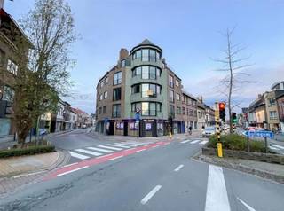 Dit prachtige appartement bevindt zich in een opvallend hoekpand in het hart van Wevelgem, op een top locatie nabij de Grote Markt. Het gebouw,...