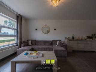 <strong>EENGEZINSWONING MET 3 SLAAPKAMERS TE ELEN.</strong><br /><br /><strong>TROEVEN<br /></strong>- Ligging met vlotte verbinding naar Dilsen-Stokkem, Maaseik en de Nederlandse grens.<br />- Instapklare gezinswoning.<br />- Bewoonbare oppervlakte van 141m².<br />- Drie volwaardige slaapkamers en aparte dressing.<br />- Lichtrijke woonkamer met airconditioning.<br />- Volledig omheinde tuin met overdekt terras.<br />- Garage.<br /><br /><strong>KELDERVERDIEPING</strong><br />- Kruipkelder.<br /><br /><strong>GELIJKVLOERS</strong><br />- Inkomhal (2,40m x 2,80m = 6,72m²): tegelvloer.<br />- Woonkamer (5,00m x 8,90m = 44,50m²): trap naar verdieping 1, airco, tegelvloer.<br />- Keuken (3,40m x 3,20m = 10,88m²): keukeneiland (onderkasten, spoelbak), keukenwand (koelkast, onder- en bovenkasten, lades, oven, keramische kookplaat, dampkap), tegelvloer.<br />- Toilet (0,90m x 1,80m = 1,62m²): hangtoilet, lavabo, tegelvloer.<br />- Berging (1,90m x 1,80m = 3,42m²): aansluiting wasmachine en droogkast, uitgietbak, luik naar kruipkelder, tegelvloer.<br /><br /><strong>VERDIEPING +01</strong><br />- Overloop (4,30m x 1,00m = 4,30m²): laminaatvloer.<br />- Badkamer (2,90m x 2,90m = 8,41m²)= badkamermeubel (onderkast en dubbele spoeltafel), ligbad, douche, hangtoilet, tegelvloer.<br />- Slaapkamer 1 (2,73m x 4,00m = 10,92m²): laminaatvloer.<br />- Dressing (2,90m x 3,00m = 8,70m²): laminaatvloer.<br />- Slaapkamer 2 (2,80m x 3,50m = 9,80m²): laminaatvloer.<br />- Slaapkamer 3 (3,25m x 3,40m = 11,05m²): laminaatvloer.<br />- Technische ruimte (3,00m x 1,80m = 5,40m²): CV-installatie aardgas, ventilatie, laminaatvloer.<br /><br /><strong>EXTERIEUR</strong><br />- Omheinde tuin: bereikbaar via achterzijde.<br />- Overdekt terras (3,50m x 3,30m = 11,55m²): terrastegels.<br />- Garage (5,90m x 3,60m = 21,24m²): sectionale poort, betonvloer.<br /><br /><strong>EXTRA INFORMATIE</strong><br /><span>Deze woning wordt momenteel verhuurd aan een basishuurprijs van 1150 EUR per maand. De koper dient dus rekening te houden met het lopende huurcontract. De huurovereenkomst opzeggen voor eigen bewoning kan van zodra u eigenaar bent en mits een opzegtermijn. U dient er dan rekening mee te houden dat de huurder een termijn krijgt om een nieuwe woning te zoeken.</span><br /><br />Bekijkt u deze advertentie via een aanverwante vastgoedsite, surf dan zeker naar onze website www.N78vastgoed.be voor een uitgebreide beschrijving en foto's. Meer info: +32 (0)89 86 18 88 of info@N78vastgoed.be.