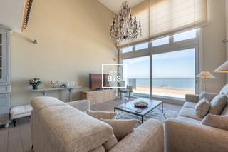 Cet appartement exceptionnel de 201m² vous offre une expérience de vie exclusive dans un emplacement de premier choix au Zoute.<br /><br />Disposition : <br />Hall d'entrée élégant avec toilettes invités et vestiaire. Le spacieux et lumineux salon est baigné de lumière naturelle grâce à ses impressionnantes baies vitrées et offre une magnifique vue panoramique sur la mer. La terrasse s'étend sur toute la largeur de l'appartement et constitue un endroit idéal pour profiter de la vue. Vous trouverez ensuite un coin repas chaleureux et une cuisine ouverte, équipée de tout le confort moderne. De plus, l'appartement dispose de deux espaces de rangement pratiques.<br />À l'arrière se trouve la chambre principale spacieuse, avec un grand dressing et un accès à une grande terrasse ensoleillée offrant une belle vue dégagée.<br />Sur la mezzanine se trouve un espace bureau avec des placards intégrés, où vous pourrez également profiter de la vue spectaculaire sur la mer. Il y a également des toilettes séparées, un espace de rangement supplémentaire et une buanderie efficacement aménagée. À l'arrière, vous trouverez deux chambres à coucher complètes, chacune équipée de placards intégrés et d'une salle de bains ou d'une salle de douche privative.<br />Contactez-nous pour plus d'info's ou pour planifier votre visite 050 63 20 40