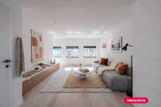 Ce magnifique appartement en duplex à vendre est situé au deuxième étage de la « Villa Sidonie », le long de la Nieuwpoortsesteenweg à Ostende. Le bâtiment a fait l'objet d'une rénovation complète, vous permettant de profiter de techniques modernes et d'une finition de haute qualité alliée au charme d'une maison de maître.<br /><br />Disposition :<br />* Deuxième étage : <br />- hall d'entrée<br />- toilettes séparées avec lave-mains<br />- espace de vie lumineux <br />- cuisine ouverte avec tout le confort (induction, évier, réfrigérateur, congélateur, four, micro-ondes et lave-vaisselle)<br />- terrasse<br /><br />* Deuxième étage : <br />- salle de nuit<br />- salle de bain équipée d'un meuble de toilette, d'une douche à l'italienne à effet pluie et de toilettes<br />- chambre 1 (13m²)<br />- chambre 2 (12m²)<br /><br />De plus, vous disposez d'un abri privé au sous-sol (18 m²) avec un raccordement pour machine à laver et vous pouvez utiliser le local à vélos commun. <br /><br />Avantages : <br />- 2 chambres complètes <br />- rénovation totale<br />- petit bâtiment (seulement 2 entités sans ascenseur)<br />- EPC très favorable (label B)<br />- résistant à l'amiante<br />- matériaux de qualité <br />- inspection électrique positive<br /><br />Vous recherchez un appartement magnifiquement rénové à vendre ? Appelez-nous bientôt pour une visite sur place !<br /><br />Ces visualisations basées sur l'IA sont destinées à inspirer. Les spécifications techniques, les réglementations d'urbanisme ou les possibilités concrètes de réalisation n'ont pas été prises en compte.<br /><br />Registre des mesures: en cours de demande