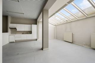 Voormalig notariskantoor: mogelijks leuk appartement met veel lichtinval, en veel potentieel! 210m2, + kelder/archief van 40m2 en een terras. Ideaal voor mensen die op zoek zijn naar een gelijkvloers appartement met terras en kelder, en dit op een centrumlocatie in centrum Waregem. Mogelijkheid bijkopen extra parking.