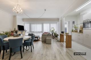 Dit lichtrijke 2-slaapkamerappartement bevindt zich op de 3e verdieping, ideaal gelegen in het levendige centrum van Oostende! Door de...