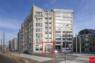 Mooie kantoorruimte gelegen op een toplocatie vlak op de Scheldekaaien!<br /><br />125 m² APPARTEMENT - 125 m² KANTOOR - 7 INPANDIGE PARKINGS<br /><br />Het kantoor is gelegen op de gelijkvloerse en eerste verdieping en heeft een oppervlakte van ca 250 vierkante meter. <br /><br />Het pand is opgedeeld als volgt: <br />Gelijkvloers; inkomhal, zeer ruime open kantoorruimte welke makkelijk in te delen is in verschillende compartimenten. Sanitaire voorzieningen zijn aanwezig. <br /><br />Op de eerste verdieping bevindt zich een appartement van ca. 120 m² voorzien van een open keuken, een masterbedroom en een badkamer.<br /><br />Verder is er een terras en is er de mogelijkheid tot aankoop van 1 tot 7 staanplaatsen aan 32.000 euro per plaats. Deze zijn rechtstreeks toegankelijk via het gebouw. <br /><br /><br />Technische details: <br />Elektrische verwarming <br />Water: individuele meter <br /><br />Voor meer info of een bezoek ter plaatse kan u, ook buiten de kantooruren en tijdens het weekend, vrijblijvend contact opnemen met Vincent via vincent@reds.be