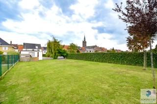 Statige ruime woning met 4 slaapkamers, garage en grote tuin (970 m²)<br /><br />Gelegen in een rustige dorpskern tegenover een bos en speelplein – perfect voor gezinnen en natuurliefhebbers.<br /><br /><strong>Gelijkvloers</strong> :<br />Eiken parket<br />Open plan : eethoek, zithoek, keuken, leesruimte, bureau<br />Zeer ruime living<br />Massieve eiken deuren<br />Houtkachel met speksteen en drie ‘open’ zijden<br />Lichtrijk en gezellig<br />Maatkeuken met gebouchardeerde granieten topbladen en spatwand<br />Amerikaanse frigo / diepvries<br />Ingebouwde Miele vaatwasser<br />Ruime berging / wasplaats met ingemaakte kastenwand<br />Ruime garage<br />Kelder (onder bureau)<br /><br /><strong>Eerste verdieping </strong><br />3 ruime slaapkamers<br />Laminaat,<br />Chauffage<br />Massieve deuren<br />Badkamer met ligbad, douche, dubbele lavabo en tweede toilet en verticale sierradiator<br /><br /><strong>Tweede verdieping </strong><br />Zolderruimte<br />Vaste trap<br />+60 vierkante meter<br />Geisoleerd, gepleisterd, radiatoren, coax aansluiting en wachtleidingen<br />Nieuwe condensatieketel<br />Aparte circuits voor chauffage boven en voor chauffage beneden<br />15 hoogrenderende zonnepanelen (430 Watt/ paneel) met batterij (3j oud)<br />Grote dakkapel en velux tot aan de vloer.<br />Mogelijkheid om 2 of 3 slaapkamers te maken<br /><br /><strong>Buiten: </strong><br />Perceel van 970 vkt meter<br />Volledig omheind<br />Privacy dmv klimop en hagen.<br />Rondom groen zicht en groot grasveld<br />Magazijn van 75 vkt meter met geïsoleerd dak en dubbele garagepoort<br />Geasfalteerd vanaf straatzijde tot en met einde magazijn<br />Twee terrassen<br />Plaats voor carport<br />Doorgang met auto, aanhanger via garage<br />Siliconeharspleister<br />Zonnepanelen<br />Sectionaalpoorten aan straat- en aan achterzijde)<br /><br /><strong>Onmiddellijke omgeving : </strong><br />Zeer rustige dorpskern<br />Voetbalveldje en parking achter de woning<br />Speelplein en bossen rechtover de woning<br />Rondom bosrijke omgeving<br />Snelle toegang tot E40<br />Centrum van Ruiselede, Aalter, Wingene en Beernem binnen een straal van 10km<br /><br />Voor meer informatie over een bezoek 7/7 - 050 550 750 - info@perspectiefvastgoed.be