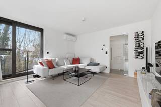 <p><strong><span>MODERN EN ENERGIEZUINIG APPARTEMENT MET 2 SLAAPKAMERS, TERRAS, BERGING EN AUTOSTANDPLAATS TE HUUR IN HASSELT</span></strong></p>
<p><span>Op een uitstekende locatie aan de Genkersteenweg in Hasselt bevindt zich dit moderne en instapklare appartement van 86 m², gebouwd in 2010. Dankzij de centrale ligging geniet u van een vlotte bereikbaarheid, terwijl alle dagelijkse voorzieningen, winkels, openbaar vervoer en belangrijke invalswegen zich in de onmiddellijke omgeving bevinden.</span></p>
<p><span>Het appartement beschikt over een ruime en lichtrijke leefruimte, een volledig uitgeruste keuken, twee comfortabele slaapkamers en een verzorgde badkamer. Aan de achterzijde van het gebouw bevindt zich een aangenaam privéterras waar u in alle rust kunt genieten van het buitenleven.</span></p>
<p><span>Ook op vlak van energiecomfort scoort deze woning uitstekend. Met een EPC-label B woont u niet alleen comfortabel, maar houdt u ook uw energiekosten onder controle. Bovendien zijn een privatieve autostaanplaats en een praktische berging inbegrepen, wat het wooncomfort compleet maakt.</span></p>
<p><span>Bent u op zoek naar een recent, energiezuinig appartement op een centrale ligging in Hasselt? Dan is deze woning absoluut een bezoek waard.<br /><br />Mail ons op info@momentumvastgoed.be voor een bezoek ter plaatse.<br /><br /></span></p>