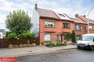 TE KOOP – DRONGEN aan de Koninginnelaan 49<br /><br />Zeer centraal gelegen halfopen bebouwing op een perceel van 421 vierkante meter.<br />Gezamenlijke oprit naar dubbele garage achteraan.<br /><br />Gelijkvloers:<br />Inkomhal / living met aansluitend keuken / kelder <br />Via kleine hall bereikt U de badkamer, overdekte veranda, terras en tuin <br /><br />Eerste verdieping:<br />3 slaapkamers / kleine badkamer (toilet + lavabo)<br /><br />Tweede verdiep:<br />Via vaste trap naar zolderruimte (eventueel slpk of hobbyruimte)<br /><br />Tuin:<br />De tuin heeft een opp. van 421 m²<br />Aan de straatkant 1 vaste parkeerplaats.<br />Via tuin toegang tot garage.<br /><br />Meer info: www.speybroeck.be<br />Contact: Stefaan – 0473/300.700<br />Stefaan@speybroeck.be