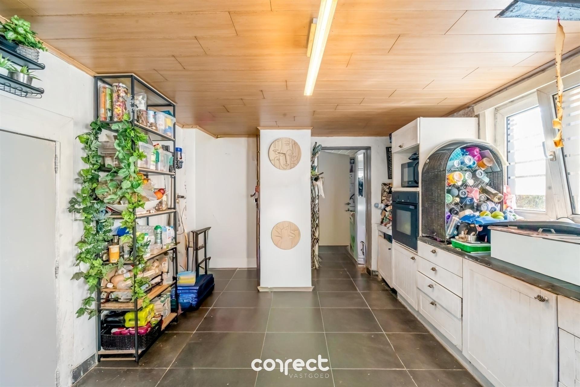 Centraal gelegen open bebouwing op ruim perceel en oprit. - foto 5