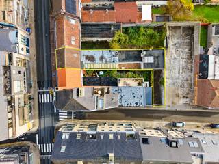 HANDELSPAND MET WOONHUIS op een UITSTEKENDE LIGGING in het CENTRUM VAN OUDENAARDE. Deze eigendom geniet van HOGE VISIBILITEIT en biedt dankzij...