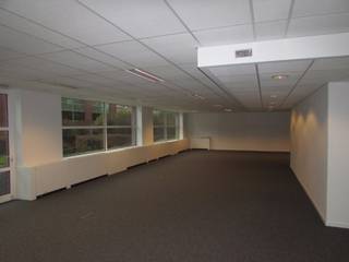 Het Park Hill Business Park bestaat uit vier kantoorgebouwen in een gezellige en groene omgeving. Veel lichtinval, flexibele oplossingen, en een interessante prijs maken van dit kantorenpark een aantrekkelijke locatie voor veel kleine tot middelgrote ondernemingen!<br />Oppervlakte: 867 m².<br />• Er zijn parkeerplaatsen beschikbaar (IN & OUT: 750 €/plaats/jaar)<br />• Er is archiefruimte beschikbaar (65 €/m²/j)