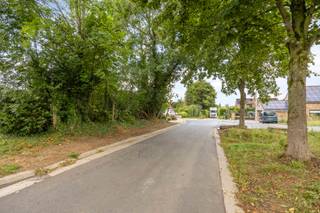 <h3><strong>Te koop: Prachtig gelegen bouwgrond van 6a 63ca in het hart van Halle</strong></h3>
<p>In een rustige en residentiële buurt van Halle bevindt zich deze aantrekkelijke bouwgrond van <strong>6 are 63 centiare</strong>, gelegen aan de <strong>Bronstraat 19</strong>. Deze unieke locatie combineert <strong>groene rust met stedelijk comfort</strong>, en biedt een uitzonderlijke opportuniteit voor wie zijn droomwoning wil realiseren in een omgeving die zowel <strong>leefbaar als strategisch gelegen</strong> is.</p>
<p>De grond bevindt zich in een <strong>gezinsvriendelijke omgeving</strong>, op wandelafstand van <strong>scholen, winkels, openbaar vervoer en andere essentiële voorzieningen</strong>. Dankzij de <strong>vlotte bereikbaarheid</strong> via diverse invalswegen en het nabijgelegen station van Halle bent u perfect verbonden met Brussel en andere centrumsteden.</p>
<p>De Bronstraat zelf is een <strong>rustige straat met beperkte doorgang</strong>, wat bijdraagt aan de <strong>veilige en aangename woonomgeving</strong>. Bovendien bevindt het perceel zich in de nabijheid van <strong>natuurgebieden, sportfaciliteiten</strong> en <strong>gezondheidsvoorzieningen</strong>, wat het comfort van het dagelijkse leven alleen maar versterkt.</p>
<p>Deze bouwgrond biedt tal van <strong>architecturale mogelijkheden</strong> en is ideaal voor het bouwen van een <strong>open of halfopen bebouwing</strong> (onder voorbehoud van stedenbouwkundige voorschriften). Dankzij de mooie afmetingen geniet u van een ruime tuin en voldoende privacy.</p>
<h3><strong>Troeven op een rij:</strong></h3>
<ul>
<li>
<p>Gunstige ligging in een rustige straat</p>
</li>
<li>
<p>Nabij <strong>scholen, winkels, station en openbaar vervoer</strong></p>
</li>
<li>
<p>Goede verbinding met de <strong>E429 en de Brusselse Ring</strong></p>
</li>
<li>
<p>Perceeloppervlakte van <strong>6a 63ca</strong></p>
</li>
<li>
<p>Tal van bouwmogelijkheden</p>
</li>
<li>
<p>Groen, residentieel en gezinsvriendelijk</p>
</li>
</ul>
<p>Bent u op zoek naar een <strong>kwalitatieve bouwgrond</strong> met een <strong>uitstekende ligging</strong> in het bruisende Halle? Dan is dit perceel absoluut het overwegen waard.</p>
<p>Voor meer informatie of een bezoek ter plaatse, aarzel niet om contact op te nemen op het volgend gsm nr 0471/58 48 87</p>