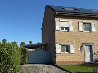 <p><span>RUIME HOB MET (MOG.) 5 SLPKS EN APARTE GARAGE </span></p><p><span> </span></p><p><span>Ben je op zoek naar een energiezuinige en goed gelegen gezinswoning in Hoboken? </span></p><p><span>Dan is deze charmante halfopen bebouwing met aparte garage achter de tuin zeker het ontdekken waard.</span></p><p><span> </span></p><p><span>De woning biedt verrassend veel ruimte en beschikt over maar liefst vijf mogelijke slaapkamers, ideaal voor een groot gezin, een combinatie van wonen en thuiswerken, of wie gewoon houdt van extra ruimte.</span></p><p><span> </span></p><p><span>Op het gelijkvloers geniet je van een lichtrijke leefruimte met open, fraaie en volledig uitgeruste keuken en uitzicht op de zonnige tuin met een ruim tuinhuis,</span><span> </span><span>waar het genieten is van het ingebouwde zwembad. </span></p><p><span>De eerste verdieping telt een grote slaapkamer met aparte dressing én een ruime bureauruimte. </span></p><p><span>De tweede verdieping is bereikbaar via een vaste trap en herbergt nog twee mooi afgewerkte kamers.</span></p><p><span> </span></p><p><span>Dankzij het gunstige EPC-label (B), de aanwezigheid van zonnepanelen met certificaten en een eigen laadpaal is deze woning ook helemaal toekomstgericht.</span></p><p><span> </span></p><p><span>Een instapklare woning op een rustige locatie, met veel troeven en aan een interessante prijs. Absoluut de moeite waard om te bezoeken!</span></p><p><span> </span></p><p><span> </span></p><p><span>Interesse ? Gelieve ons dan te contacteren op het nummer 03 775 41 88 of mail naar <span>kurt@vastgoed-smet.be</span></span><span> </span></p><p><span><span>www.vastgoed-smet.be</span></span></p><p><span> </span></p><p><span>“De verstrekte gegevens/informatie (zowel online als gedrukt) worden vrijblijvend verstrekt, enkel ter inlichting, zonder contractuele verbintenis of garantie van onzentwege en kunnen op ieder ogenblik gewijzigd worden”</span></p><p><span> </span></p>