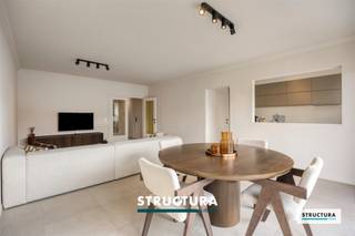 Laat u verrassen door dit prachtig vernieuwde appartement op een rustige ligging nabij het centrum van Zellik. Een ideale combinatie van comfort, stijl en bereikbaarheid! Het appartement beschikt over een ruime, lichtrijke leefruimte met toegang tot het terras. Aansluitend bevindt zich de moderne, smaakvol afgewerkte keuken met kwalitatieve toestellen en een praktische berging. De centrale inkomhal met ingebouwde kasten scheidt het leef- en nachtgedeelte. Verder zijn er twee slaapkamers met noordgerichte ramen, een fraai gerenoveerde badkamer met dubbele wastafel en stijlvolle inloopdouche, en een apart toilet. Ook technisch werd het appartement grondig aangepakt: * Condenserende verwarmingsketel (2022). * Elektriciteit conform. * EPC B (144kWh/m² jaar). * Vernieuwde roofing (2024). * Vernieuwde lift (2024). Een garage is verplicht bij aan te kopen voor € 25.000 – een absolute meerwaarde in Zellik! Een instapklaar appartement op een uitstekende locatie, vlak bij winkels, openbaar vervoer en andere voorzieningen. Bestuursmaatregelen in het Maatregelenregister: nee. Wenst u meer informatie of een bezoek ter plaatse? Contacteer STRUCTURA via 02 460 80 46 of info@structura.be.