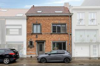 Deze karaktervolle woning in Sint-Kruis geniet van een uitstekende ligging op wandelafstand van Brugge en vlak bij de Polders en Damme. Winkels, scholen, sportcentra, de bibliotheek en openbaar vervoer bevinden zich in de onmiddellijke omgeving, wat zorgt voor een ideale combinatie van rust en bereikbaarheid.<br /><br />Bij het binnenkomen valt meteen de ruime inkomhal met authentieke trap en vestiaire op, die de woning een unieke uitstraling geeft. De lichtrijke leefruimte met zit- en eetgedeelte biedt een prachtig zicht op de diepe tuin en sluit aan op de ruime keuken. Verder bevinden zich op het gelijkvloers een berging, een wasplaats en een apart toilet. Via het schuifraam bereikt u het terras en de zonnige tuin met tuinhuis, waar u in alle privacy kunt genieten.<br /><br />Op de eerste verdieping vindt u drie volwaardige slaapkamers en een badkamer met ligbad, wastafel en toilet. Via de sierlijke houten trap bereikt u de tweede verdieping met een extra kamer en een ruime zolder die tal van mogelijkheden biedt, zoals extra slaapkamers, een bureau of hobbyruimte.<br /><br />De woning is uitgerust met aardgasverwarming, dubbele beglazing en een geïsoleerd dak. Bovendien is er de mogelijkheid om een autostaanplaats aan te kopen.<br /><br />Een karaktervolle woning met veel ruimte, een prachtige tuin en een topligging nabij het historische centrum van Brugge.<br /><br />De algemene voorwaarden van Dewaele DIY kunt u steeds raadplegen via dewaele.com.<br /><br />Bestuursmaatregelen in het maatregelenregister: nee