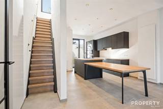Prachtig gerenoveerde en energiezuinige woning met 3 slaapkamers en zonnige tuin in Meulebeke. Op zoek naar een instapklare woning waar modern comfort, energiezuinigheid en een kwalitatieve afwerking centraal staan? Dan is deze volledig gerenoveerde woning in de Achtste Linielaan 7 te Meulebeke absoluut het ontdekken waard! Bij het binnenkomen betreedt u de inkomhal, voorzien van een stijlvolle smeedijzeren tussendeur die uitgeeft op de lichtrijke leefruimte. De living vormt één mooi geheel met de eetplaats en de open, volledig ingerichte keuken, wat zorgt voor een aangename en gezellige leefruimte. Verder beschikt het gelijkvloers over een apart toilet en een handige wasplaats.Op de eerste verdieping bevinden zich twee volwaardige slaapkamers, een apart toilet en een prachtige badkamer met inloopdouche en dubbele lavabo. De tweede verdieping biedt nog extra mogelijkheden. Naast de technische ruimte is er een ruime polyvalente kamer die perfect kan worden ingericht als derde slaapkamer/masterbedroom, eventueel gecombineerd met een bureauruimte. Ook buiten heeft deze woning heel wat te bieden. De zonnige en onderhoudsvriendelijke tuin met terras vormt een aangename plek om te ontspannen en gezellig te genieten van het buitenleven.Op energetisch vlak scoort de woning bijzonder sterk dankzij onder meer zonnepanelen, een ventilatiesysteem D en warmtepompen. De woning beschikt over een EPC-label A en een conforme elektrische keuring, wat zorgt voor extra gemoedsrust. Bovendien werd de woning grondig en met oog voor hedendaags comfort gerenoveerd, waardoor u hier zonder grote werken of zorgen uw nieuwe thuis kunt maken.Kortom: een prachtig vernieuwde, energiezuinige en instapklare woning met drie slaapkamers, een onderhoudsvriendelijke tuin en hedendaags wooncomfort. Ideaal voor wie op zoek is naar een kwalitatieve gezinswoning zonder renovatiestress. Benieuwd naar deze topper in Meulebeke? Contacteer Property Vastgoed via 056 96 08 00 of info@property-vastgoed.be en plan vandaag nog uw bezoek!