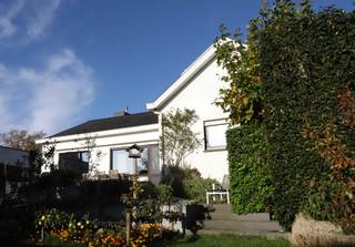 UPDATE : woning in optie<br /><br /><br />In een rustige, groene dreef van Veldegem vind je deze charmante open bebouwing op een perceel van 790 m².<br /><br />Een woning die ruimte, degelijkheid en comfort biedt — perfect voor wie houdt van rust, licht en een vleugje landelijke charme, zonder in te boeten aan bereikbaarheid.<br /><br /> <br /><br />Van zodra je de woning ziet, voel je de zorg waarmee deze woning werd onderhouden.<br /><br />Het nieuwe dak, de volledig vernieuwde ramen en buitendeuren met hoogrendementsglas en de geïsoleerde zolder zorgen voor een uitstekend wooncomfort én een gunstig EPC-label C (score 297).<br /><br /> <br /><br />Binnenin geniet je van een lichtrijke leefruimte met uitzicht op de zonnige, aangelegde tuin.<br /><br />De keuken (17m²) en badkamer zijn origineel, maar goed bewaard en onmiddellijk bruikbaar. <br />Met 3 ruime slaapkamers, een aparte bureau en een volledige kelderverdieping is er plaats genoeg voor elk gezinslid en hobby.<br /><br /> <br /><br />Buiten vind je een prachtig aangelegde tuin met fruitbomen, vergezicht op weilanden en bos, een knus bakstenen tuinhuis met open zithoek, barbecue, en een aparte berging.<br /><br />Dankzij de zuidgerichte oriëntatie geniet je hier de hele dag van zon en rust.<br /><br /> <br /><br />Technisch zit het ook goed:<br /><br />een goed onderhouden gascondensatieketel Viessmann, 8 zonnepanelen met groenestroomcertificaten aan 450 EURO, alarminstallatie, en rolluiken op alle ramen (deels elektrisch). De rolluikkasten zijn uiteraard zeer goed geïsoleerd..<br /><br /> <br /><br />De ligging is ideaal: een rustige straat, op slechts 4 minuten van de oprit E403 en vlak bij winkels, scholen en openbaar vervoer.<br /><br />Bovendien ligt de woning in een zone zonder overstromingsrisico — vlot bereikbaar en toch heerlijk landelijk!<br /><br /><br />De vanafprijs voor de woning is 389.000 EURO.<br />Wij verwelkomen alle serieuze biedingen boven deze prijs en kijken uit naar uw interesse.<br /><br />