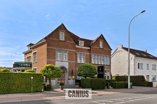 <p><span>KARAKTERVOL EIGENDOM, KLAAR VOOR EEN NIEUW VERHAAL</span></p><p><span> </span></p><p><span>Op de Hasseltsesteenweg te Sint-Truiden bevindt zich ter hoogte van huisnummer 61 het alom gekende restaurant “De Fakkels”. Deze charmante open bebouwing werd opgericht in de jaren dertig en is gelegen op een perceel van ruim 17 are. Met dank aan de centrale ligging geniet je hier van een uitstekende visibiliteit en een vlotte bereikbaarheid nabij het historisch stadscentrum van Sint-Truiden.</span></p><p><span> </span></p><p><span>Het pand doet momenteel dienst als handelspand en woonst. De combinatie van de huidige bestemming, de ruime indeling en de centrale ligging maken dit eigendom uiterst geschikt voor wie wonen en werken wil combineren, maar biedt eveneens mogelijkheden voor een commerciële invulling of een residentiële herbestemming.</span></p><p><span> </span></p><p><span>Bij aankomst worden we verwelkomd door een statige open bebouwing, omgeven door een perfect onderhouden en volledig aangelegde tuin. Via de authentieke toegangsdeur betreden we het pand, waar meteen de harmonie tussen interieur en exterieur opvalt. De charmante gevel wordt binnenin verdergezet door een stijlvol interieur en talrijke authentieke elementen. Zo springen onder meer de karaktervolle glas-in-loodramen, originele deuren, prachtige parketvloeren, de lichtrijke erker en de gezellige haard onmiddellijk in het oog. Samen zorgen deze elementen voor een bijzonder sfeervol en coherent geheel.</span></p><p><span> </span></p><p><span>Momenteel heeft de gelijkvloerse verdieping de functie van restaurant. Zo is er enerzijds een professionele keuken en anderzijds verschillende restaurantzalen die allemaal genieten van een karaktervolle, huiselijke sfeer met een hoogwaardige afwerking. Als aanvulling aan het restaurant is er op de eerste verdieping een afzonderlijke feestzaal alsook de aanwezigheid van de nodige sanitaire voorzieningen. Naast de commerciële ruimtes beschikt dit pand over een volwaardig woongedeelte gelegen op de eerste en de tweede verdieping. Het betreft een ruim duplexappartement met vier/vijf slaapkamers en een terras.</span></p><p><span> </span></p><p><span>Een absolute troef is de magnifieke, volledig aangelegde tuin die geniet van een zuidoostelijke oriëntatie. Behalve het vele groen en de zorgvuldig aangelegde beplanting is er de aanwezigheid van een terras dat men momenteel bij het restaurant betrekt. Tevens werd er voldoende parkeergelegenheid op eigen terrein gecreëerd wat een aanzienlijke meerwaarde vormt voor zowel commerciële als residentiële doeleinden.</span></p><p><span> </span></p><p><span>Interesse om dit veelzijdig pand vol charme, ruimte, commerciële mogelijkheden én woonpotentieel te ontdekken? Een unieke kans voor ondernemers, investeerders of uitbaters die op zoek zijn naar een pand met een eigen identiteit en klaar zijn om er een nieuw verhaal te schrijven. Wenst u meer info of een vrijblijvende bezichtiging? Contacteer Canius op het nummer </span><span>011 36 24 24</span><span> of via e-mail<span>info@canius.be</span></span><span>. Onze medewerkers helpen u graag verder.</span></p><p><span> </span></p><p><span>De vermelde oppervlaktes zijn slechts een indicatie. Canius Real Estate kan niet verantwoordelijk gesteld worden voor de juistheid van de door zijn verstrekte gegevens.</span></p><p><span> </span></p><p><span> </span></p><p><span> </span></p>