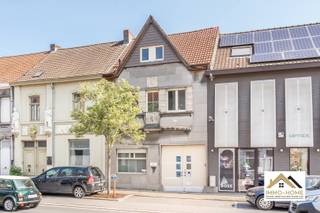 Deze bijzondere woning in bel-etagestijl vormt een mooie symbiose tussen historische achtergrond en modern wooncomfort. De statige inkomhal vertelt meteen een groot verhaal aan je gasten met de ruime praktijkruimte op het gelijkvloers, en de stijlvolle trap brengt je tot in de leefruimte op de eerste verdieping. Deze bestaat uit een groot leefgedeelte en een open keuken met alle kookgemak. De indeling zorgt voor een heel aangenaam gevoel. In de gang naar de eerste slaapkamer passeer je de moderne badkamer met riante inloopdouche, en op de bovenste verdieping is er rond de ruime overloop voorzien in nog twee slaapkamers. De allergrootste troef vinden we echter buiten : de heel ruime tuin bereik je via de doorrij-garage, en hier kun je letterlijk in alle rust genieten van het buitenleven. Diverse schaduwplekjes zorgen er voor dat dit ook op de warmste dagen geen probleem is. De kers op de taart vormt het bijgebouw, dat zowel als dubbele garage als als hobby-ruimte kan benut worden. Extra opbergruimte is er bovendien op de zolder in dit gebouw. Inschrijven via mail naar tommy@immo-home.be, geen telefonische inschrijvingen! Volg ons op Fb en Insta. Voor meer info: www.immo-home.be. GRATIS SCHATTING & GRATIS FINANCIEEL ADVIES