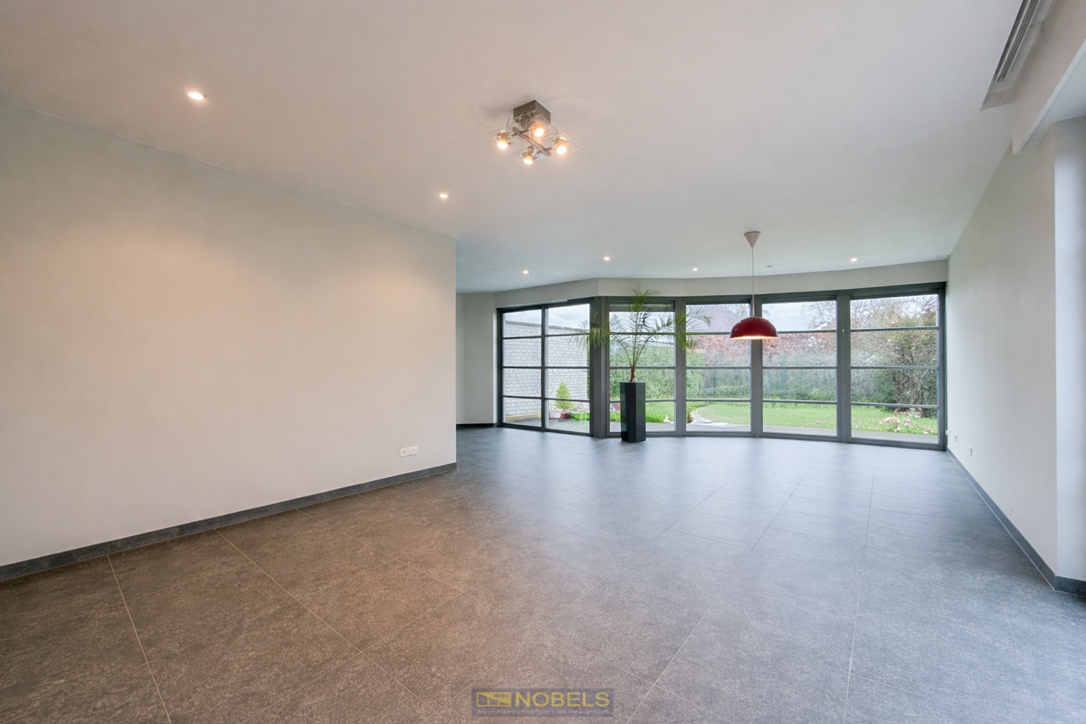 Te huur, recente halfopen bebouwing met onderhoudsvriendelijke tuin te Kruisem - foto 2