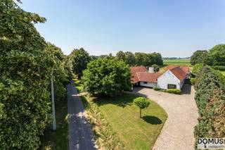<p>Op zoek naar een unieke woonplek in een absolute topligging in het landelijke Oppem? Deze charmante hoeve is werkelijk een buitenkans voor wie houdt van rust, ruimte en landelijk wonen. Gelegen op een prachtig perceel van maar liefst 48a40ca geniet deze eigendom van een uiterst landelijke en zuidgerichte ligging met een vrij en weids zicht over de achterliggende velden.</p>
<p>De hoeve biedt vandaag reeds een mooie basis, maar zal best volledig gerenoveerd en gemoderniseerd worden. Net dit maakt het mogelijk om hier een unieke thuis te creëren volledig volgens eigen wensen en stijl. Dankzij de ruime indeling en de vele mogelijkheden is dit een ideaal project voor liefhebbers van karaktervolle woningen met visie en overvloedige charme.</p>
<p>Momenteel beschikt de woning over 4 slaapkamers en 2 badkamers, maar alles kan opnieuw ingericht en aangepast worden naar de noden van de toekomstige bewoners.</p>
<p>De ruime grond biedt bovendien tal van mogelijkheden en maakt deze eigendom bijzonder interessant voor paardenliefhebbers of voor wie droomt van een landelijke levensstijl met ruimte rondom de woning.</p>
<p>Een zeldzame kans om een hoeve met karakter, privacy en een absolute topligging in Meise langsheen een prachtige idyllische lindenboomdreef, volledig naar eigen hand te zetten.</p>
<p>Een unieke eigendom op een unieke locatie – ontdek de mogelijkheden en creëer hier uw droomwoning.</p>