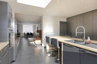 Deze ruime woning in Zeebrugge werd recent vernieuwd en is instapklaar. Dankzij de frisse afwerking en up-to-date wooncomfort kunt u hier meteen intrekken. Met een mooie bewoonbare oppervlakte van 205m² op een perceel van 166m² beidt dit vastgoed tal van mogelijkheden voor jonge koppels, gezinnen of wie simpelweg nood heeft aan ruimte.De centrale ligging van dit huis in Zeebrugge vormt de absolute meerwaarde. Op enkele stappen vindt u lokale scholen, een vlotte verbinding met het openbaar vervoer en het strand. Indeling:Gelijkvloers:- inkomhal met toegang tot kelder- lichtrijke en grote leefruimte met eetkamer- volledig geïnstalleerde open keuken met ontbijthoek- berging - badkamer met inloopdouche en toilet- zuidoost gericht terras en tuin1ste V:- 2 volwaardige slaapkamers - 1 kinderkamer/dressing/extra badkamer2de V:- 2 volwaardige slaapkamersDaarnaast beschikt de woning over een ruime zolder over de volledige oppervlakte, bereikbaar via een vlizotrap, wat zorgt voor aanzienlijk extra opslagcomfort. Dit huis in Zeebrugge is een buitenkans voor wie op zoek is naar een ruime gezinswoning.Wens je graag meer informatie of een bezoek? Contacteer de dossierbeheerder Arne Reubens via +32 472 186 304 of arne.reubens@dewaele.com