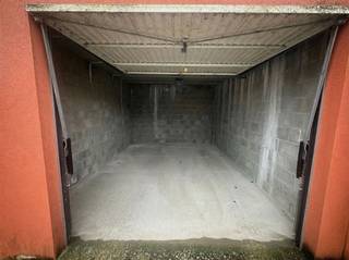 Garage for sale:This garage is located in the road parallel to the Zavelweg in Willebroek (passage through the apartment building). Left: Garage 5m x...