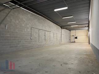 Strategisch gelegen magazijn van 185 m² te huur bij de op- en afrit 21 Herentals-Industrie van de E313, in Industriepark ‘Klein Gent’.De loods is...