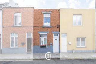 <p>Woning met 2 slaapkamers en buitenruimte in Wondelgem</p><p>Bent u op zoek naar een woning met 2 slaapkamers en een aangename buitenruimte in Wondelgem? Dan is deze woning precies wat u zoekt.</p><p>Deze woning is gelegen in de Winkelstraat in Wondelgem, in een rustige en aangename woonomgeving met een vlotte bereikbaarheid. In de onmiddellijke omgeving vindt u diverse winkels, scholen, horecazaken en andere dagelijkse voorzieningen. Dankzij de goede verbindingen met het openbaar vervoer en de nabijheid van belangrijke invalswegen zijn zowel het centrum van Gent als de omliggende gemeenten vlot bereikbaar. Ook met de fiets geniet u van een uitstekende verbinding.</p><p>Indeling:<br />GLV: Via de inkomhal betreedt u de woning en bereikt u de ruime leefruimte met open keuken. Vanuit de keuken heeft u toegang tot de badkamer en de buitenruimte. De buitenruimte biedt bovendien een extra toegang naar een achterliggende zijstraat, wat zorgt voor een praktische bereikbaarheid.<br />1steV: Via de trap in de inkomhal bereikt u de nachthal, die toegang biedt tot twee volwaardige slaapkamers.</p><p>Deze woning is ideaal voor starters, een klein gezin of investeerders die op zoek zijn naar een comfortabele woning met buitenruimte op een rustige en goed bereikbare locatie in Wondelgem.</p><p>Interesse? Contacteer ons gerust voor meer informatie of om een bezoek in te plannen.</p>