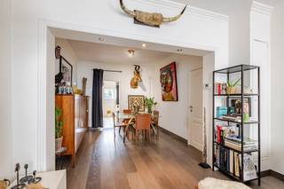 <p><span>Op slechts 5 minuten wandelen van de Grote Markt van Aalst bevindt zich deze charmante burgerwoning, die verrassend veel ruimte en mogelijkheden biedt.</span><span> </span></p><p><span>Bij het binnenkomen wordt u verwelkomd in een ruime inkomhal, die toegang geeft tot de gezellige leefruimte, opgedeeld in twee aangename delen. Aansluitend bevindt zich de deels geïnstalleerde keuken, evenals de badkamer met ligbad en lavabomeubel. Verder beschikt de woning over een praktische kelder en een aangenaam, zuidgericht terras waar u heerlijk van de buitenlucht kunt genieten.</span><span> </span></p><p><span>Op de eerste verdieping bevinden zich twee slaapkamers, waaronder één bijzonder ruime kamer. De volledig ingerichte zolderverdieping biedt nog extra wooncomfort met een derde slaapkamer, een tweede badkamer en een bijkomende opbergzolder.</span><span> </span></p><p><span>Dankzij de gunstige ligging, op wandelafstand van de Grote Markt, winkels, horeca, scholen en alle dagelijkse voorzieningen, combineert deze woning een centrale ligging met een verrassend ruime woonindeling.</span><span> </span></p><p><span>Een ideale woning voor wie op zoek is naar ruimte, karakter en een uitstekende ligging in het centrum van Aalst.</span><span> </span></p><p><span>Voor meer informatie of een bezoek, contacteer Sébastien op het nummer </span><span><span>0486/ 41. 85. 66</span></span><span>.</span></p><p><span> </span></p>