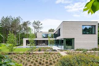 Deze exclusieve villa werd gebouwd door villabouw Sels op een discrete en residentiële ligging te Oud-Turnhout.Zowel op technisch als esthetisch vlak...