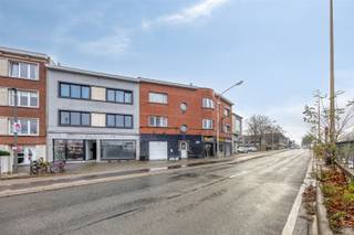 <p><span>Op te frissen 2-slaapkamerappartement met terras op strategische ligging</span></p><p><span>Dit aangename en lichtrijke 2-slaapkamerappartement is gunstig gelegen op de Boomsesteenweg, met een vlotte verbinding naar het centrum en omliggende gemeenten. Dankzij de isolerende ramen geniet u binnen van verrassende rust.</span></p><p><span>Het appartement beschikt over een ruime slaapkamer, een tweede slaapkamer/bureau en een aangename leefruimte met veel lichtinval. Het terras vormt een extra troef om even tot rust te komen.</span></p><p><span>Verder zijn er </span><span>lage algemene kosten</span><span> en </span><span>individuele meters</span><span>, wat het appartement ook financieel interessant maakt.</span></p><p><span>Met een </span><span>beperkt opfrissingsbudget</span><span> kan dit pand worden omgevormd tot een zeer comfortabel en hedendaags appartement, ideaal voor eigen bewoning of als investering.</span></p><p><span>Troeven:</span></p><ul><li><span>2 slaapkamers</span></li><li><span>Terras</span></li><li><span>Lichtrijk appartement</span></li><li><span>Isolerende ramen (rustig binnen)</span></li><li><span>Lage algemene kosten</span></li><li><span>Individuele meters</span></li><li><span>Centrale ligging</span></li></ul><p><span>Interesse? Contacteer ons voor meer informatie of een bezoek.</span></p>