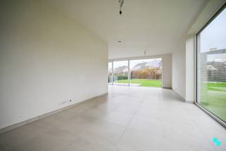 Ontdek deze uiterst hoogwaardige nieuwbouwwoning, gelegen op een perceel van 408m² en beschikkende over drie slaapkamers. Het EPC bedraagt slechts...