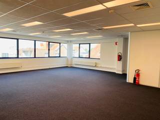 Comfortabele en lichtrijke kantoren te huur op een strategische ligging aan de Temselaan 5 te Strombeek-Bever. Oppervlaktes beschikbaar vanaf ±100 m², flexibel in te delen en ook geschikt als showroom. Vlotte bereikbaarheid via de Brusselse Ring en de A12, met openbaar vervoer op wandelafstand. Parkeerplaatsen beschikbaar op de site (niet inbegrepen in de huurprijs).