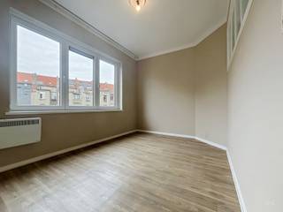 Gelegen aan het begin van de Gentsesteenweg in Sint-Jans-Molenbeek, op twee stappen van de Dansaertwijk en de vele winkels, restaurants en voorzieningen, bevindt dit appartement met 2 slaapkamers zich op de 2e verdieping van een gebouw van 4 verdiepingen zonder lift. Het appartement bestaat uit een inkomhal, een lichtrijke leefruimte, een half uitgeruste keuken, een hoofdslaapkamer en een tweede slaapkamer met douchekamer. Een overdekt balkon vervolledigt het pand. De gemeenschappelijke kosten bedragen € 60 per maand en omvatten het water en de gemeenschappelijke delen. Dankzij de ligging geniet het appartement van een vlotte verbinding met het centrum van Brussel, de Dansaertwijk en de verschillende openbaarvervoermogelijkheden en winkels in de directe omgeving.<br />Infos : bruxelles.ouest@weinvest.be of | 02 315 77 22