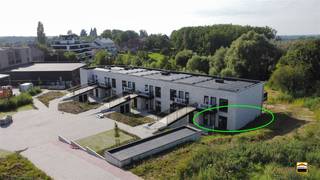 <p><span>Recent, energiezuinig appartement met zonnepaneel,<br />gelegen in het centrum van Borgloon met een prachtig uitzicht.<br /><br /></span><span>Het project is gelegen in het centrum van Borgloon, op het einde van een doodlopende straat.<br />Hetgeen garant staat voor rust. Van op je terras geniet je van een prachtig uitzicht op een groene <br />omgeving. Het terras heeft een perfecte westelijke oriëntatie voor het genieten van de avondzon.</span><span><br /><br /></span><span>Dankzij de warmtepomp en de zonnepanelen is dit appartement zeer energiezuinig.</span></p><p><span> </span></p><p><span>Via de inkomhal komt men terecht in de ruime leefruimte met aansluitend het keukengedeelte.</span></p><p><span>In de keuken zijn volgende toestellen aanwezig: koelkast, combi-oven, afwasmachine,</span></p><p><span>fornuis met dampkap.<br /><br />Aansluitend aan de keuken is er nog een praktische berging.</span></p><p><span> </span></p><p><span>Verder treft men via de inkomhal een apart gastentoilet, 2 slaapkamers en de badkamer.</span></p><p><span>In de badkamer is er dubbele lavabo met meubel aanwezig alsook een douche.</span><span><br /></span><span><br />Vooraan het gebouw is er een autostaanplaats voorzien alsook een berging waar men </span></p><p><span>eventueel een fiets kan plaatsen.<br /><br /></span></p><p><span>Het gaat om 1 zonnepaneel van 1593 kWh.<br /><br /></span></p><p><span>Algemene informatie:</span><span><br />Huurprijs: 895 euro/maand<br />Algemene onkosten: 50 euro/maand</span></p><p><span>Vrij vanaf: 15 juni 2026 (mogelijk vroeger in overleg met huidige huurder)<br />Huisdieren: niet toegelaten<br />EPC-waarde:  30 kWh/m²</span></p>