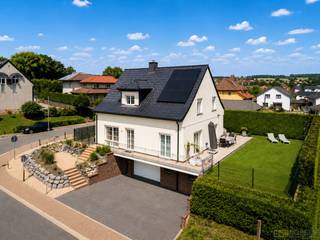 Ruime villa met <strong>VOLLEDIGE ONDERKELDERING (90M²)</strong> en een <strong>ZONOVERGOTEN TUIN</strong> op een rustige ligging. Voorzien van een gunstig EPC, met aanwezigheid van <strong>ISOLATIE EN 32 ZONNEPANELEN. </strong>Deze instapklare woning verwelkomt u via een royale inkomhal en biedt een aangename leefruimte met <strong>OVERVLOEDIGE LICHTINVAL</strong> die naadloos aansluit op de eetplaats en de <strong>VERNIEUWDE OPEN KEUKEN</strong>. Het grote kelderverdiep van <strong>CA. 90M²</strong> omvat een <strong>PRAKTISCHE BERGING</strong>, wasplaats, werkatelier en <strong>INPANDIGE GARAGE</strong>, wat zorgt voor uitzonderlijk <strong>VEEL OPSLAG- EN WERKRUIMTE</strong>. Op de verdieping bevinden zich <strong>DRIE RUIME SLAAPKAMERS </strong>met ingemaakte kasten, aparte dressing en een luxueuze badkamer uitgerust met zowel ligbad als ruime inloopdouche. Buiten geniet u van een ruime oprit, een zonnige tuin met een <strong>MOOI GROEN UITZICHT</strong> en een <strong>AANGENAAM TERRAS</strong> waar het heerlijk vertoeven is. De villa is gelegen in een <strong>RUSTIGE STRAAT</strong>, op korte afstand van het <strong>STATION</strong> en met vlotte verbindingen naar omliggende gemeenten en <strong>BELANGRIJKE INVALSWEGEN</strong>.<br /><br />Adres: Stikte 1 te Geraardsbergen (Moerbeke)<br /><br />Geen renovatieplicht; P-score: A, G-score: A; Bestuursmaatregelen in maatregelenregister: neen.
