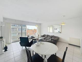Zoekt u een instapklaar en comfortabel appartement met veel natuurlijk licht, een terras en alle moderne voorzieningen? Dit prachtige appartement op de vijfde verdieping van een verzorgd gebouw met lift combineert een praktische indeling met optimaal wooncomfort.<br /><br />Indeling:<br />-Uitnodigende inkomhal<br />-Lichtrijke leefruimte met toegang tot een ruim terras<br />-Open keuken volledig voorzien van hedendaagse toestellen<br />-Twee volwaardige slaapkamers <br />-Badkamer voorzien van een ligbad met douchefunctie<br />-Afzonderlijk toilet<br />-Berging met aansluiting voor een wasmachine<br /><br />Gemeenschappelijke fietsenberging en afzonderlijk vuilnislokaal in het gebouw<br /><br />Pluspunten:<br />-Gelegen op de 5e verdieping van een verzorgd gebouw met lift<br />-Veel natuurlijke lichtinval doorheen het hele appartement<br />-Gezellig terras<br />-Optie tot overname meubilair<br />-Extra faciliteiten in het gebouw (fietsenberging en vuilnislokaal)<br /><br />Provisie: €75,- syndicus.<br /><br />Ben je geïnteresseerd in dit pand te huur? Ga naar onze website www.dewaele.com en klik op het pand dat je wenst te huren. Via de rode knop "vraag je bezoek aan" vragen we u kort een profiel in te vullen. Daarna nemen we contact op voor een bezoek. Telefonisch kunnen er geen afspraken gemaakt worden.<br /><br />Deze AI-visualisaties zijn bedoeld als inspiratie. Er werd geen rekening gehouden met technische specificaties, stedenbouwkundige voorschriften of de concrete mogelijkheden tot realisatie.