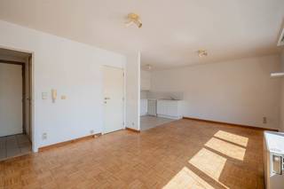Op zoek naar een slimme investering, een eerste woning of een charmante stadsuitvalsbasis?
Residentie Sint Michiels bevindt zich op een absolute toplocatie in het centrum van Gent, op amper 100 meter van de welgekende Grasleie. Dit lichtrijke appartement bevindt zich aan de achterkant van het gebouw waardoor u ondanks de centrale ligging toch kan genieten van rust. De grote ramen zorgen voor een aangename lichtinval en een open gevoel doorheen het appartement.
Op deze locatie profiteert u ten volle van de binnenstad: gezellige horecazaken, winkels, cultuur, openbaar vervoer en de mooiste historische plekjes van Gent bevinden zich letterlijk om de hoek.
INTERESSANT:
Er is de mogelijkheid om mits een meerprijs (3150€) de huidige verwarming te vervangen door een warmtepomp. Hierdoor behaalt u niet alleen een EPC label B en wordt verwarmen goedkoper maar is er ook mogelijkheid om te koelen in de zomer.
Indeling:
- inkomhal met apart toilet
- Ruime en lichtrijke leefruimte met grote raampartijen
- Open keuken
- Berging met aansluiting wasmachine
- Aparte slaapkamer
- Badkamer met ligbad/douchecombinatie en lavabo
Extra:
Parkeren kan in de ondergrondse parking kan mits een maandelijks bedrag van 94€.
Elektriciteit conform.
Vrij bij akte.