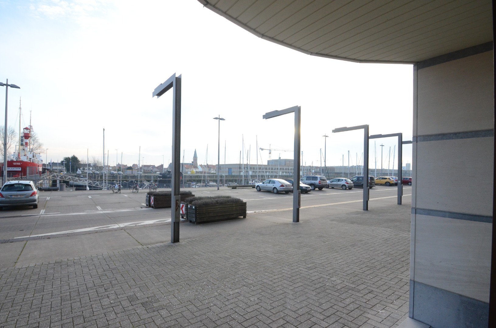 Studio met dressing en zicht op de jachthaven. - foto 4