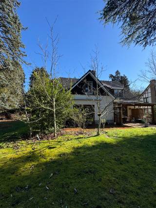 Woning in klassieke stijl op grote grond van 10a 58ca centiare in open bebouwing.Indeling: inkom, ruime living, keuken, garage, wasplaats.Boven 3...