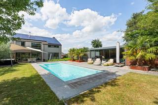 On a fully private plot, near the center of Scherpenheuvel, you will find this ready-to-move-in and energy-efficient villa with a pool, jacuzzi, sauna, a spacious covered outdoor area, and an exceptionally landscaped garden with a view of the adjacent nature reserve. This property combines luxury, comfort, privacy, and functionality in a unique way. Thanks to its versatile layout, the house is not only ideal for families but also perfect for self-employed individuals or professionals who want to combine living and working.<br /><br />The large windows throughout the house provide an abundance of natural light and create a pleasant connection between indoor and outdoor spaces. From the living area, you can enjoy a beautiful view of the garden and have direct access to the terrace and wellness area. Outside, a true private oasis awaits. The pool, jacuzzi, sauna, and spacious terrace with a modern sail covering form the ideal place to relax and enjoy sunny days and cozy evenings with family and friends.<br /><br />The garden is undoubtedly one of the property's greatest assets. With a width of approximately 45 meters at the back and a depth of about 52 meters, you can enjoy an exceptional sense of space, complete privacy, and a green environment with a view of the nature reserve.<br /><br />At the front of the house, there are two parking spaces. Via the enclosed driveway, you reach the spacious covered indoor area, which is a great addition to the garden experience. This space is ideal for hosting guests, cozy gatherings, garden parties, or enjoying the outdoor life in comfort and shelter.<br /><br />An additional asset is the spacious ground floor. This can be perfectly arranged as a practice space, office, commercial space, extra bedroom(s), hobby room, or a full extension of the living area. This provides the house with a unique flexibility that is rarely found.<br /><br />Layout: lower floor entrance with stairs and guest toilet, fitness room, office, hobby room, boiler room, and a space with the possibility to install a bathroom. This floor can be arranged as a practice space, office, commercial space, extra living space, or additional bedrooms.<br />Living floor: entrance hall with guest toilet and washbasin. Via an elegant 6-step staircase, you reach the spacious living and dining area with large windows and a beautiful view of the garden. There is also a fully equipped designer kitchen with modern appliances and a practical laundry room/storage. From the living area, you have direct access to the large terrace, the wellness area with jacuzzi, sauna, pool, and the exceptional garden.<br />Intermediate floor: office that can also be perfectly arranged as an extra bedroom.<br />Upper floor: 2 bedrooms and a bathroom. The master bedroom has direct access to a spacious dressing room.<br /><br />Specifics:<br />- Plot of 2,846m²<br />- 31 solar panels<br />- Pool (2020), jacuzzi, sauna<br />- Recent designer kitchen with modern appliances<br />- Modern terrace area with sail covering<br />- Alarm with cameras and motion detection<br />- Underfloor heating in living area and kitchen<br />- Rear view of nature reserve<br />- 5,000-liter rainwater tank<br />- 3 air conditioning units<br />- Covered outdoor area as an extension of the garden experience<br />- Practice, office, or commercial possibilities.