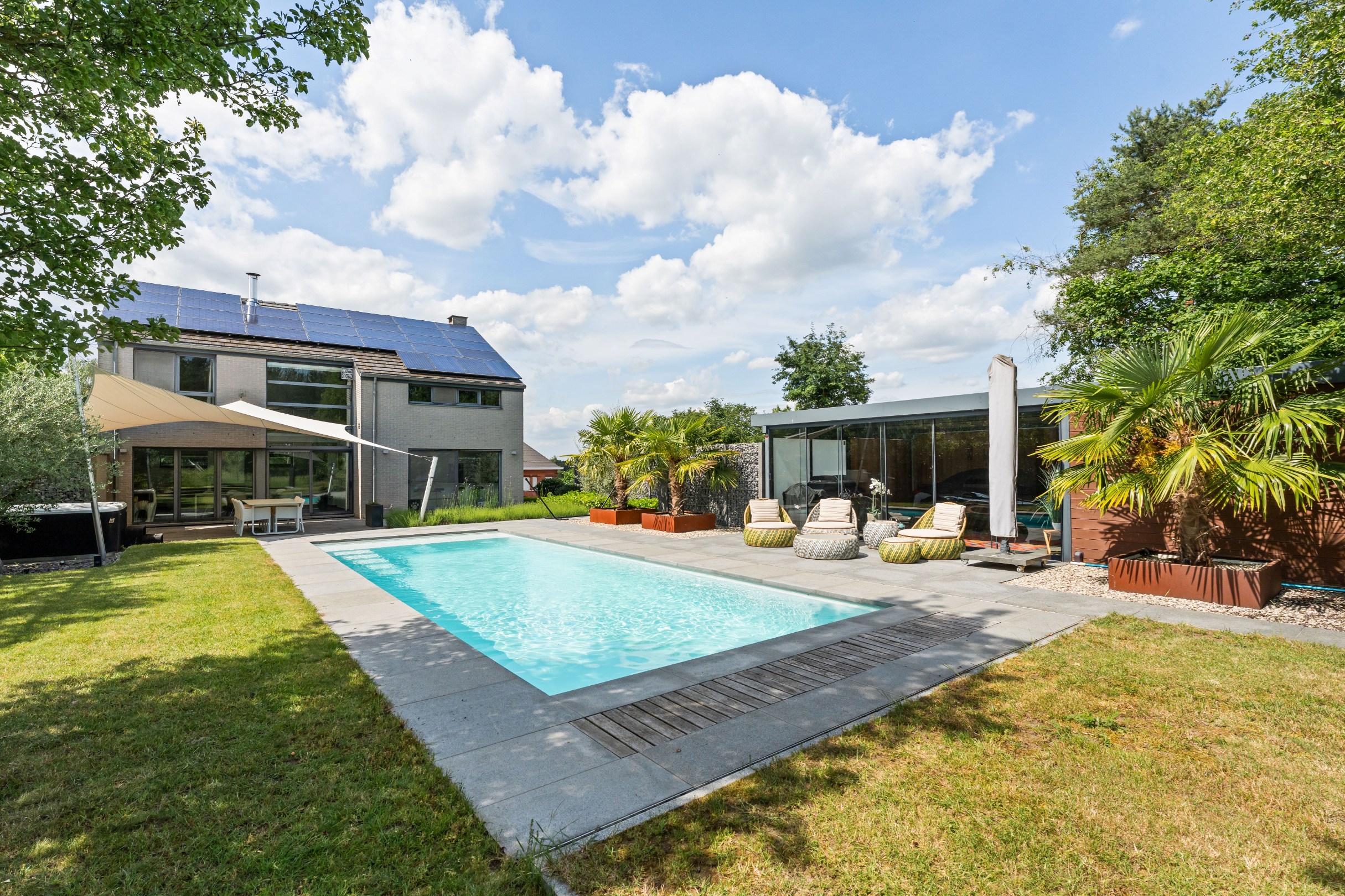 Exclusive villa with pool, jacuzzi, sauna, and exceptional garden on a plot of 2846m². - photo 1