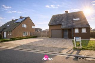 Nieuwbouw koppelwoning 2009 in een doodlopende straat met 3slpkmrs, bdkmr, open kkn, tuin, terras, ……EPC130kWh/m².<br /><br />Prachtige hoekwoning met alle luxe en comfort te Ieper in een doodlopende rustige woonwijk met grote oprit vooraan, omvattende o.a.<strong> </strong>
<ul>
	<li>Inkomhal</li>
	<li>Gastentoilet met lavabo</li>
	<li>Zeer mooie open moderne leefruimte</li>
	<li>Open keuken met kookfornuis op aardgas, mee geïntegreerd met de leefruimte waardoor je een groter open gevoel creëert</li>
	<li>Wasplaats/berging is in de grote garage met sektionale poort</li>
	<li>Groot terras</li>
	<li>Mooie private Zuidelijke tuin met groot tuinhok</li>
	<li>Oprit vooraan voor auto’s en een inpandige garage</li>
</ul>
1<sup>ste</sup> VERDIEP:

<ul>
	<li>Luxe badkamer met dubbel lavabomeubel, inloopdouche en 2<sup>de</sup> toilet</li>
	<li>3 afgewerkte slaapkamers</li>
	<li>Dressing</li>
</ul>
ZOLDER:

<ul>
	<li>Prachtige geïsoleerde zolder met Velux en OSB platen, toegankelijk via zolderluik</li>
</ul>
<br />Gelegen op een rustige plaats, op enkele minuten wandelen van het centrum, altijd parking aan de woning. Volledig modern van a…tot…z. Centrale verwarming op aardgas, conforme elektriciteit, dubbele beglazing, regenputwater,…….<br />Prima investering , ook voor verhuur.<br />Grondoppervlakte 352m². Bruikbare vloeroppervlakte ca.203m² (indicatief volgens het EPC). EPC 130kWh/m² - UC3109014 – Label B – geen renovatieplicht. Bouwjaar 2009. KI: €638,00. Asbestvrij. P-score en G-score: A. Bevindt zich niet in een risicozone voor overstromingen. Vrij bij akte en betaling.<br />Bel of mail voor afspraak info@immodebo.be of 0477/79.60.97 en reserveer alvast Uw bezichtiging<br /> 