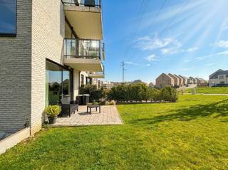 Idéalement situé dans le nouveau quartier "Le Champ du Tordoir", au rez de chaussée d'un bel immeuble, magnifique appartement de standing 2...