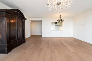 <strong>Bij binnenkomst in dit verzorgde, lichte appartement van 135m² word je verwelkomd in een ruime inkomhal voorzien van een praktische vestiairekast. Direct aan de rechterkant bevindt zich een afzonderlijk gastentoilet met handenwasser en een berging welke fungeert als handige wasplaats.</strong><br /><br /><strong>Vanuit de hal stap je verder de royale woonkamer binnen, waar het open karakter van de ruimte direct opvalt. De half open ingerichte keuken (iets ouder) vormt een harmonieus geheel met de leefruimte, waardoor koken en wonen perfect in elkaar overlopen.<br />De grote raampartijen zorgen voor veel natuurlijk licht en bieden toegang tot het ruime, zuidwest georiënteerde terras van 22m², waar je kan genieten van een rustig ontbijt of ontspannen met een boek in de middag en avondzon.</strong><br /><br /><strong>Via de nachthal bereik je de 2 slaapkamers. De ruime hoofdslaapkamer is uitgerust met praktische ingebouwde dressingkasten en geeft rechtstreeks toegang tot de  hoofdbadkamer. Verderop bevindt zich de tweede, volwaardige slaapkamer, ideaal als kinder- of logeerkamer of bureaugedeelte / dressing, dit met een eigen douchekamer voor optimaal comfort en privacy.</strong><br /><br /><strong>Bij dit appartement hoort een ondergrondse kelder, ideaal voor extra opslagruimte.(inclusief de verkoopprijs)<br />Een ondergrondse autostaanplaats is apart te koop voor € 25.000, waarmee dit appartement alles biedt voor een comfortabel en zorgeloos woonleven.</strong><br /><br /><strong>Dit appartement is licht te renoveren / op te frissen. Elektra niet conform.<br /><br />Positief aspect: EPC score, label B (bijna A) 104kWh/m² jaar. </strong><br /><br /><u>Woordje uitleg over deze unieke Residentie:</u><br /><em>Residentie ‘Hertogenpark’ of hoe wonen resideren wordt!<br />Op 100 meter van de Jan Van Rijswijcklaan en in de Markgravebuurt bevindt zich deze hoogstaande Residentie ‘Hertogenpark’. Wonen met een hotelgevoel is hier de standaard. De royale inkomhal, die trouwens volledig vernieuwd werd maakt dit al van bij het binnenkomen van het gebouw duidelijk. Het gemeenschappelijke binnenzwembad en de aansluitende saunaruimte zorgen voor ontspanning, net als de lounge waar geregeld exposities en kleinschalige concerten plaatsvinden voor de liefhebbers. Eveneens is er in de ondergrondse garage een ruime wasplaats voor de wagen! Ook het comfort van 2 conciërges is niet te onderschatten: het gebouw wordt tot in de puntjes verzorgd en het afval wordt op elke verdieping gesorteerd en verzameld. Ook een aparte ruimte waar de pakjesdiensten hun pakje kunnen achterlaten voor ophaling. </em><br /><em>De mobiliteit is bovendien ideaal: vlakbij de invalswegen om vlot in en uit de stad te rijden, op wandelafstand van openbaar vervoer en met allerlei winkels op enkele stappen van het appartement.<br />De veiligheid, orde en netheid welke door de 2 inwonende conciërges dagelijks wordt opgevolgd en welke beurtelings van dienst zijn zorgen voor een rustige, sfeervolle en aangename bewoning. De beveiligde ondergrondse parkings en de grote terrassen geven een perfecte samensmelting van luxe. Mensen die niet de zorg van een villa willen, maar wel de geborgen luxe van een residentieel appartement, vinden in de Residentie precies wat ze zoeken. </em><br /><br /> 