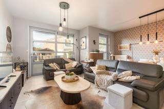 <p>Dit appartement aan de Antwerpse Steenweg combineert comfortabel en praktisch wonen met een centrale ligging in Antwerpen. Dankzij de gelijkvloerse indeling en de private tuin geniet je hier van extra wooncomfort en een aangename buitenruimte. De ruime leefruimte zorgt voor veel mogelijkheden om gezellig te wonen en gasten te ontvangen. Met drie slaapkamers is dit appartement ideaal voor gezinnen, koppels of wie extra ruimte zoekt voor hobby of bureau. Winkels, openbaar vervoer en dagelijkse voorzieningen bevinden zich vlakbij, waardoor alles binnen handbereik ligt.</p>

<p>Belangrijkste ruimtes:<br />• Ruime living met aangename leef- en eetruimte<br />• Praktische keuken met aansluiting op de leefruimte<br />• Slaapkamer met voldoende plaats voor een dubbel bed en kastruimte<br />• Slaapkamer, ideaal als kinder-, logeer- of bureauruimte<br />• Slaapkamer geschikt als extra slaapkamer of hobbyruimte<br />• Badkamer uitgerust met douche en enkele wastafel<br />• Apart toilet<br />• Eigen tuin met ruimte om buiten te genieten</p>

<p>Troeven:<br />• Gelijkvloers appartement met private tuin<br />• Comfortabele en praktische indeling met 3 slaapkamers<br />• Centrale ligging in Hoboken met alles dichtbij</p>

<p>Neem vandaag nog contact op met je ERA-makelaar voor een bezoek. JOUW DROOMAPPARTEMENT. ZO GEVONDEN!</p>