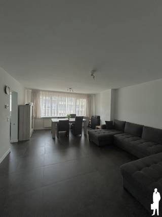 <p><strong><span> Energiezuinig 2-slaapkamerappartement met gunstige locatie in Deurne</span></strong></p>
<p><span>Op een gunstige locatie in </span><strong><span>Deurne</span></strong><span>, aan de </span><strong><span>Vorsenkweekstraat 9-11</span></strong><span>, bevindt zich dit moderne en energiezuinige appartement op de </span><strong><span>eerste verdieping</span></strong><span>. Met een bewoonbare oppervlakte van ca. </span><strong><span>90 m²</span></strong><span> biedt dit appartement alle comfort voor wie op zoek is naar kwalitatief wonen.</span></p>
<p><span>De lichtrijke leefruimte is voorzien van </span><strong><span>airconditioning</span></strong><span>, net als de hoofdslaapkamer, waardoor u het hele jaar door geniet van een aangenaam binnenklimaat. De stijlvolle </span><strong><span>Dovy-keuken</span></strong><span> is uitgerust met een </span><strong><span>inductiekookplaat</span></strong><span> en biedt alle nodige comfort voor dagelijks gebruik.</span></p>
<p><span>Het appartement beschikt over:</span></p>
<ul>
<li><span>2 volwaardige slaapkamers</span></li>
<li><span>Moderne Dovy-keuken met inductiekookplaat</span></li>
<li><span>Airconditioning in de leefruimte en slaapkamer</span></li>
<li><span>Aansluiting voor wasmachine en droogkast</span></li>
<li><span>Energiezuinig met </span><strong><span>EPC-label A</span></strong></li>
<li><span>Privatieve kelderberging</span></li>
</ul>
<p><span>De </span><strong><span>gemeenschappelijke kosten bedragen €55 per maand</span></strong><span>, inclusief waterverbruik.</span></p>
<p><span>Daarnaast is er de mogelijkheid om een </span><strong><span>garage</span></strong><span> te huren, gelegen aan de </span><strong><span>Kerkeveldlaan</span></strong><span>, voor </span><strong><span>€80 per maand</span></strong><span>.</span></p>
<p><span>Dankzij de uitstekende </span><strong><span>Mobiscore van 8,8/10</span></strong><span> geniet u van een vlotte bereikbaarheid en bevinden winkels, openbaar vervoer, scholen en andere voorzieningen zich in de nabije omgeving.</span></p>
<p><span>Bent u op zoek naar een instapklaar, comfortabel en energiezuinig appartement op een centrale locatie? Neem dan gerust contact op voor meer informatie of een bezichtiging.</span></p>